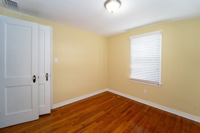 Building Photo - Davis Shores 3/2 Single Family Home