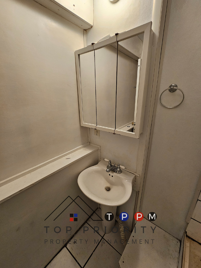 Building Photo - 1 Bedroom | 1 Bathroom Lower Level Apartme...