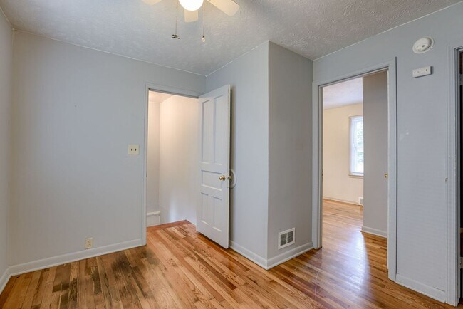 Building Photo - 2 Bedroom Benson Charmer!!