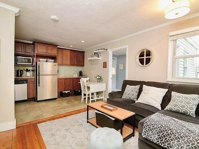 Building Photo - 206 Bunker Hill St