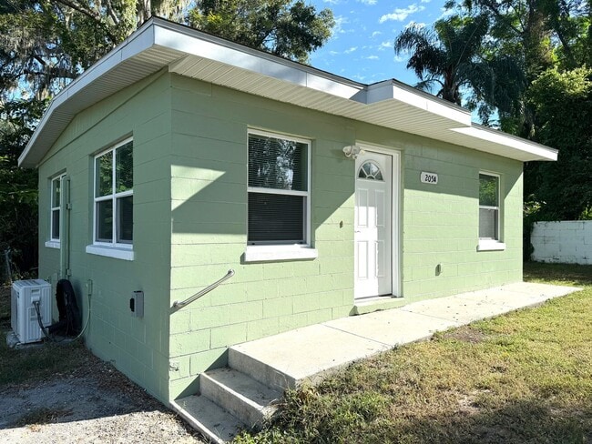 Building Photo - Charming Two Bedroom, One Bath Single Family Home Nestled in Leesburg FL!