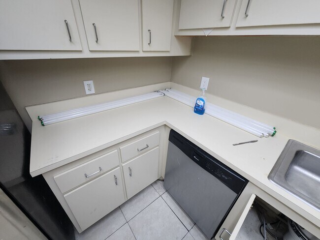 Building Photo - 1 Bed/1.5 Bath