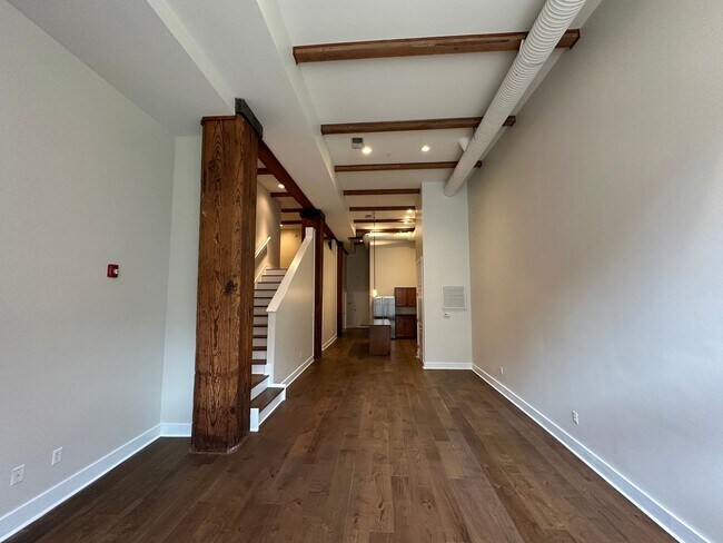 Building Photo - Desirable Nettleton rare vacancy massive  1Bd  2.5 bath with office/flex space , 2 parking space ...