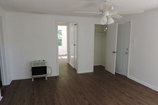 Building Photo - 3204 Silver Lake Dr