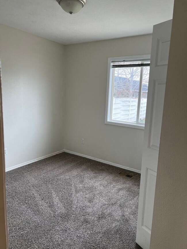 Building Photo - Introducing a charming single level 3 bedroom, 2 bath home for rent in Caldwell, ID.