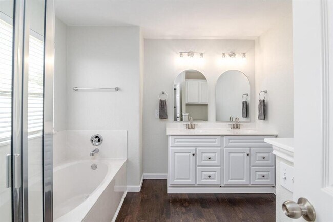 Building Photo - 9628 Beechnut Dr