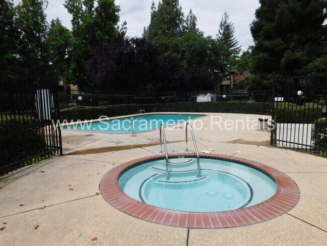 Building Photo - 550 Del Verde Cir