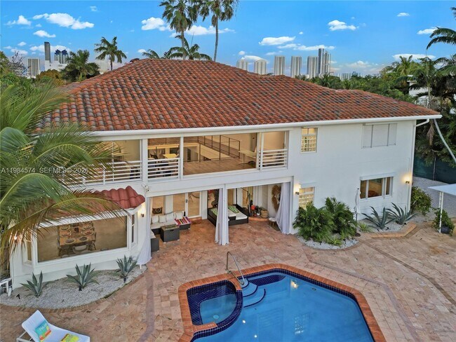 Building Photo - 3401 NE 165th St