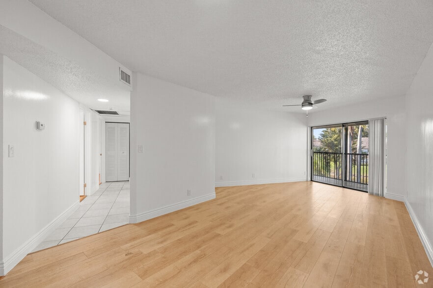 3BR, 2BA - 1,054SF - Dining Room/ Living Room - The Island Club At Coral Springs