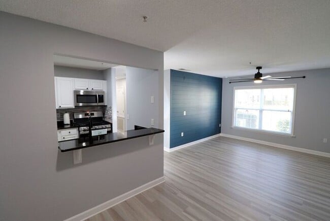 Building Photo - Newly renovated first floor condo! 2 bedrooms