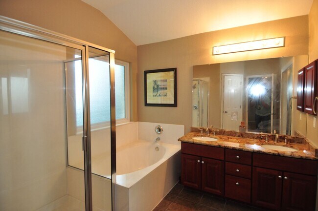 Building Photo - Amazing 3 bedroom, 2 bath home with an off...
