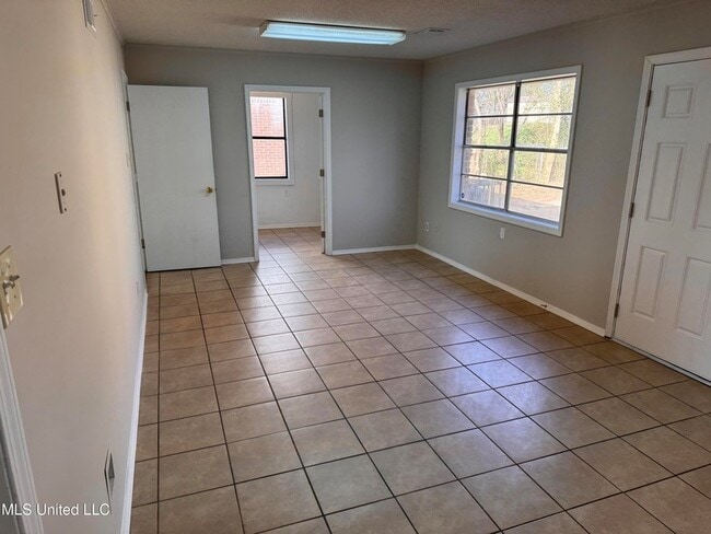 Building Photo - 2220 Ashland Dr