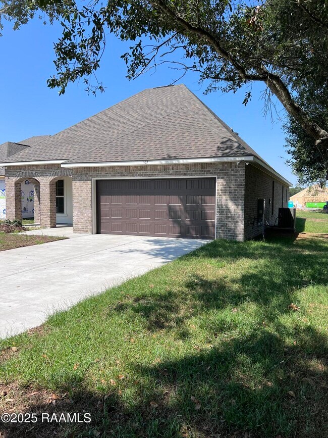 Building Photo - 107 Tenor St