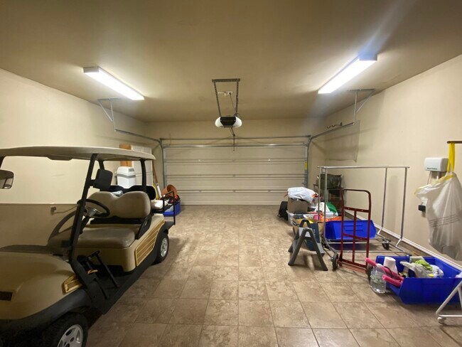 Building Photo - 413 Windmill Palm Dr