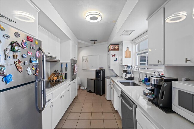 Building Photo - 4925 Collins Ave