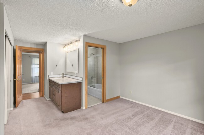 Building Photo - Charming 3 BR, 2 BR Mt. Pleasant Home.