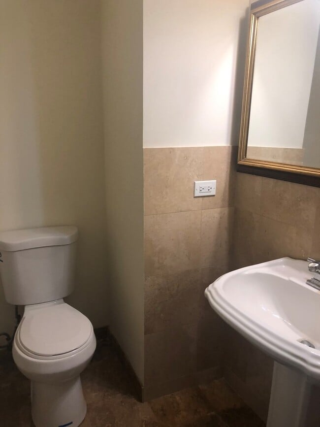 Building Photo - 1533 W Hollywood Ave