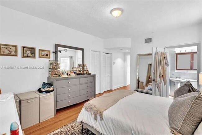 Building Photo - 836 W 40th St