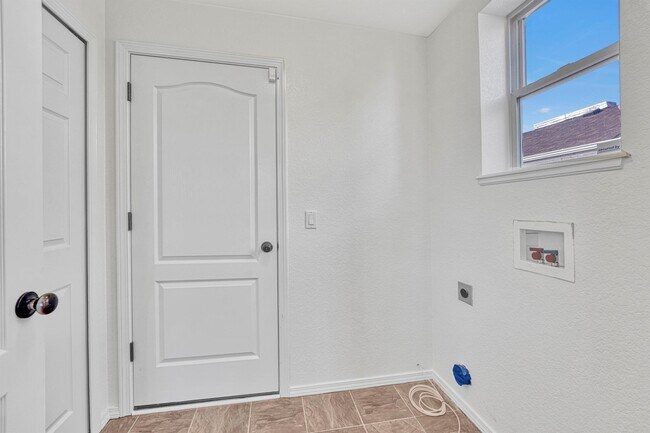 Building Photo - 7368 Prythania Park Dr