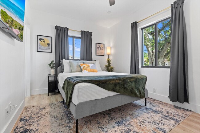 Building Photo - 719 NE 36th St