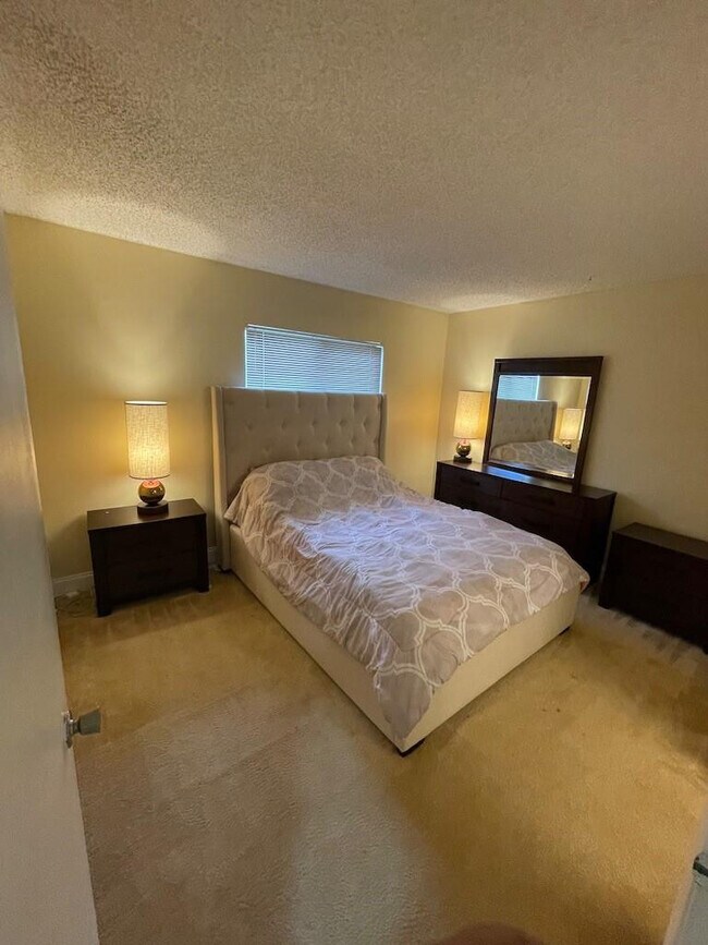 Building Photo - 9490 Palm Cir S