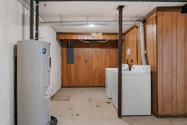 Building Photo - 3 to 4 Bed/3 1/2 Bath. Pet friendly.  Reserved Parking