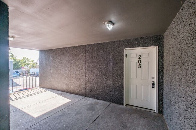 Building Photo - Beautiful 2 Bed, 1 Bath Second Floor Apartment Near Downtown Albany!