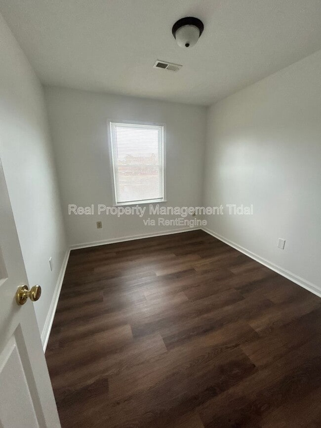 Building Photo - 128 Loch Cir