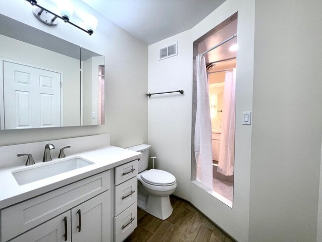 Building Photo - Stunning 2BR/1BA Canal-View Condo – Marina...