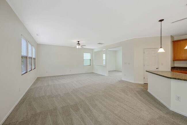 Building Photo - 3 Bedroom Open Concept with Enough Room fo...