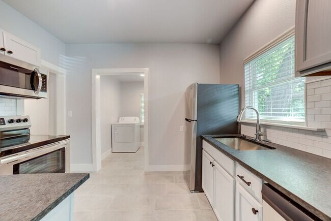 Building Photo - Charming Craftsman 3/1 Home Next To TU!
