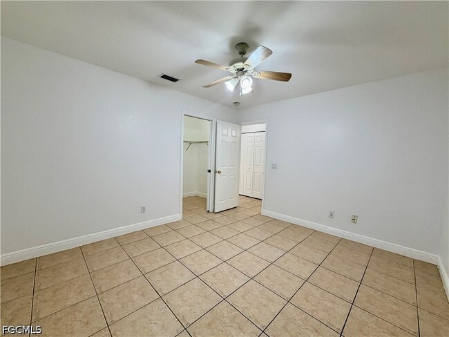 Building Photo - 527 NE 24th Pl