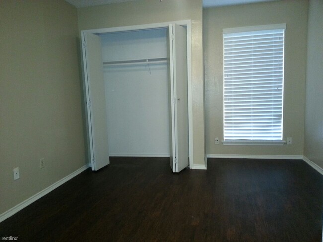 Building Photo - 3 br, 2 bath 4plex - 111 Peachtree Court D