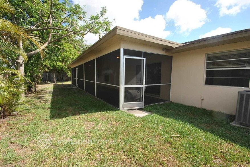 Building Photo - 321 Canterbury Dr W
