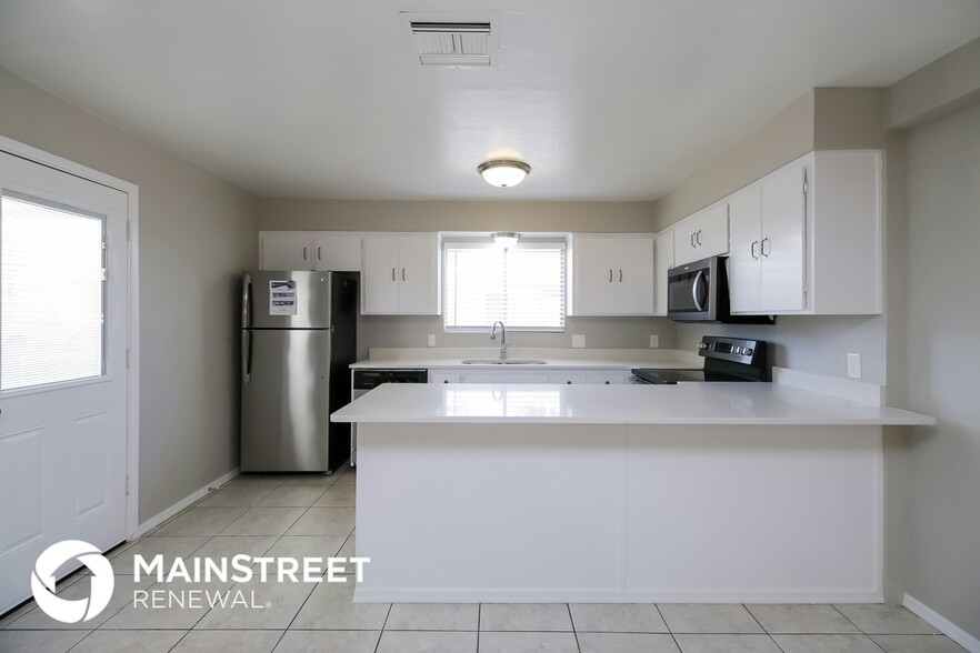 Building Photo - 2210 E Claire Dr