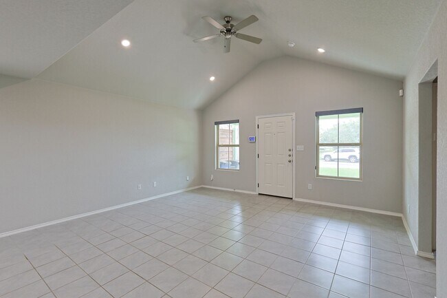 Building Photo - Charming 3/2 Minutes from Downtown NBTX