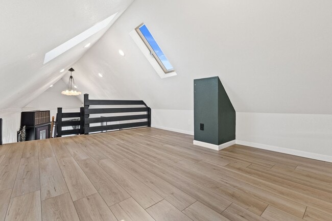 Building Photo - Modern 1-Bedroom Loft in Bay View – Update...