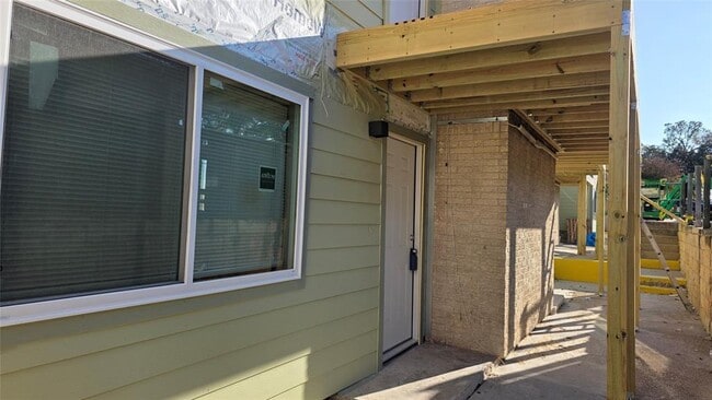 Building Photo - 2124 Burton Dr