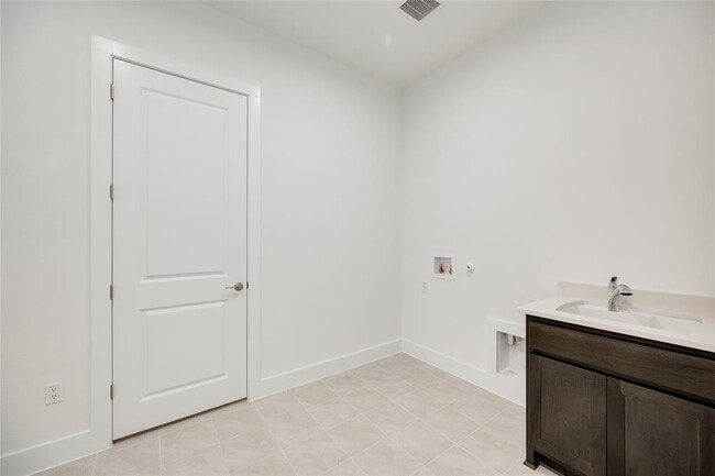 Building Photo - 2420 Sondrio Bnd