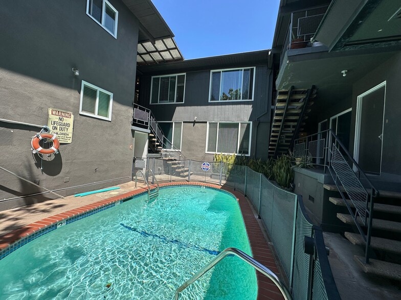 Building Photo - 7555 De Longpre Ave