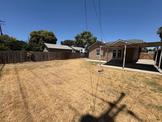 Building Photo - Spacious Tulare home Available Now!