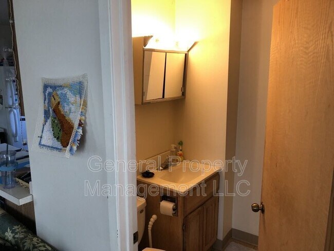 Building Photo - 3 bedroom 1 bathroom on Water street and n...