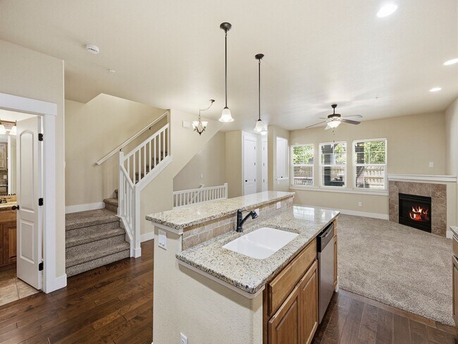 Building Photo - Gorgeous 3-Story Townhome in Excellent Fort Collins Location!