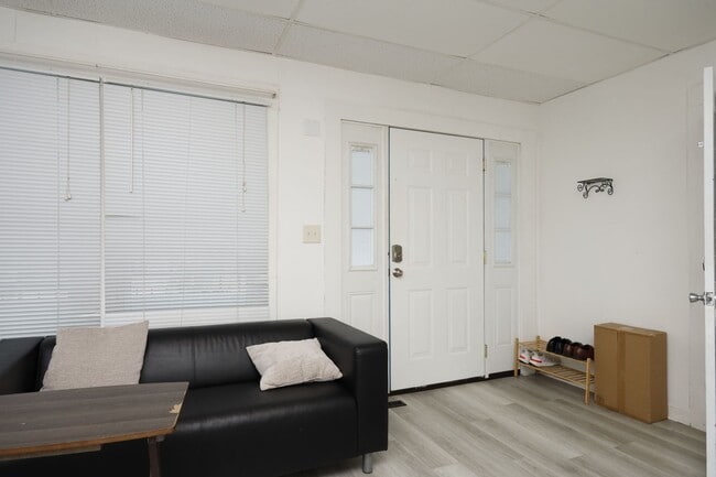 Building Photo - Great corner house in Chapel Hill!