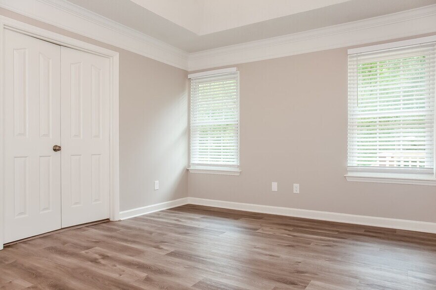 Building Photo - 10501 Southern Oak Ct
