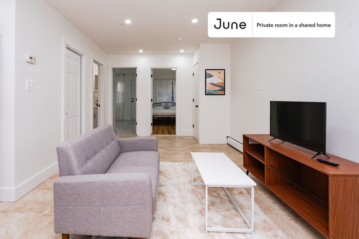 Building Photo - Private bedroom in 3 bed/1 bath Home