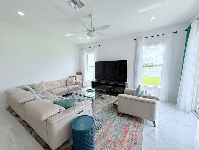 Building Photo - 5 Bedroom and 6 Bathroom, Lake view House