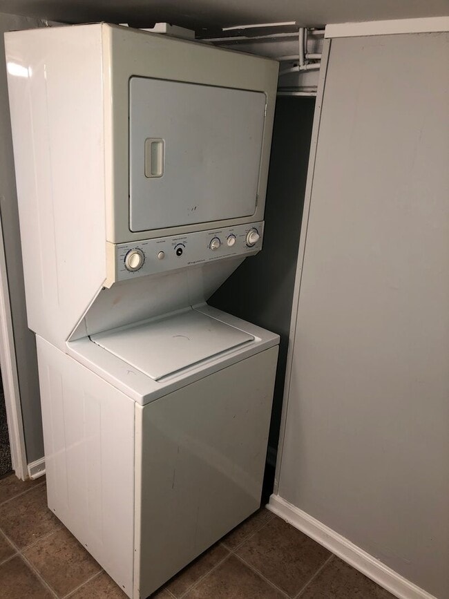Building Photo - 2 Bed, 1 Bath House - Pet Friendly!!