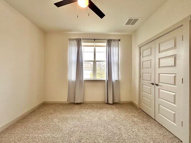 Building Photo - 2120 Alamo Heights Ave