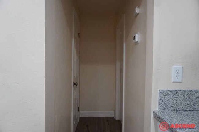 Building Photo - Cozy 2BD/1BA Home in Bakersfield's 93308 — Trash Included, Driveway & No Pets!
